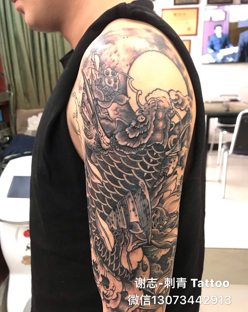 鲤鱼纹身图片_手臂水墨纹身图案