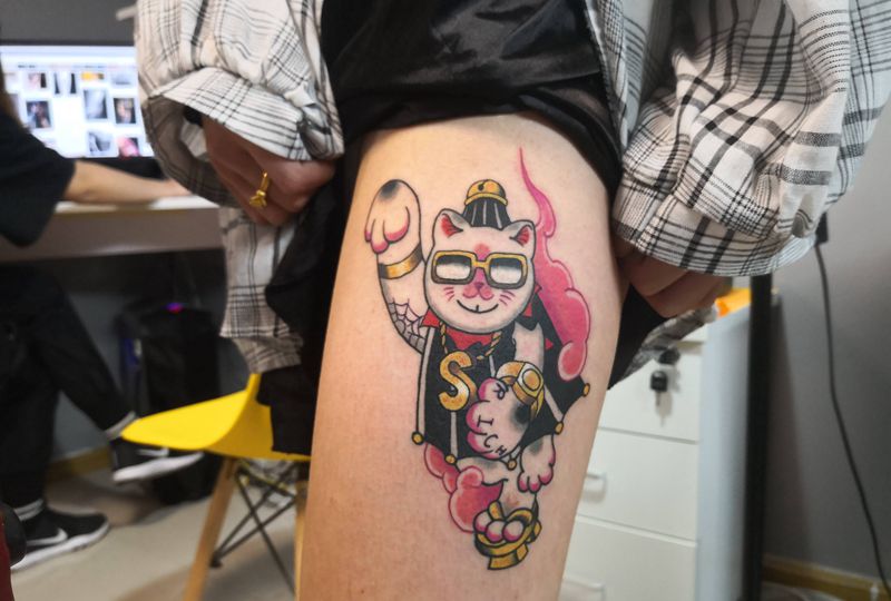 招财猫纹身图片_腿部New School猫招财彩色纹身图案