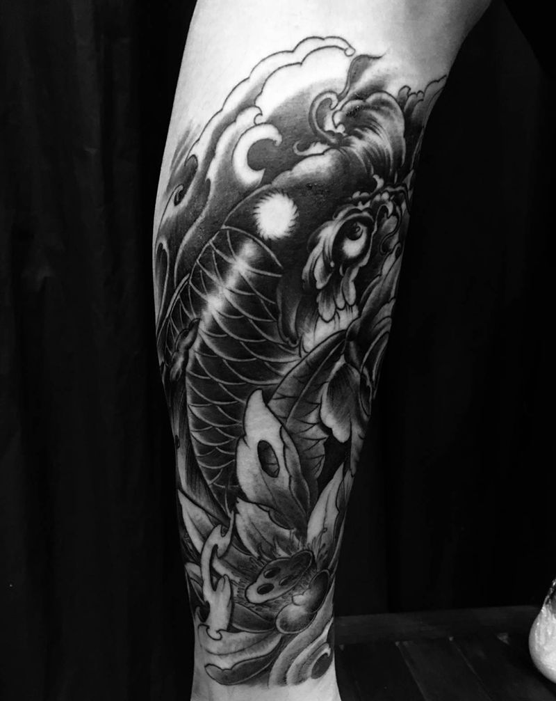 锦鲤纹身图片_腿部新传统纹身图案