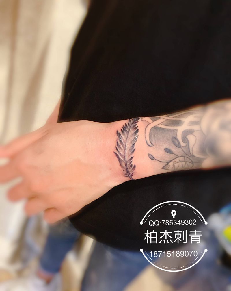 羽毛纹身图片_手臂欧美写实纹身图案