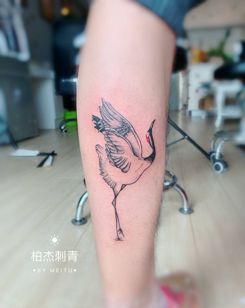 仙鹤纹身图片_腿部新传统点刺纹身图案