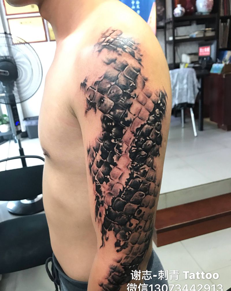 蛇皮纹身图片_手臂水墨新传统纹身图案