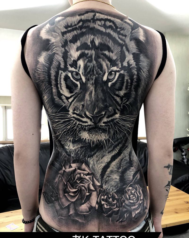 满背老虎纹身图片_背部欧美写实纹身图案