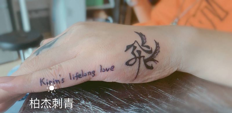 短发小女孩纹身图片_手部图腾纹身图案