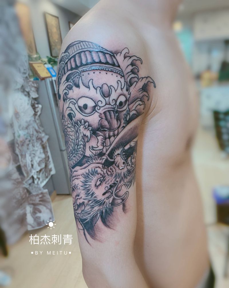 大臂嘎巴拉，彩色改黑灰！纹身图片_手臂新传统纹身图案