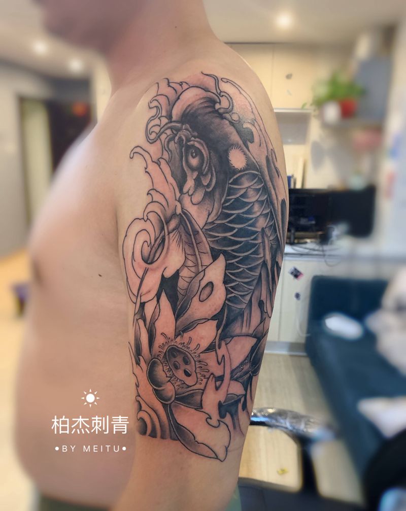 锦鲤，黑灰风格纹身图片_手臂新传统纹身图案