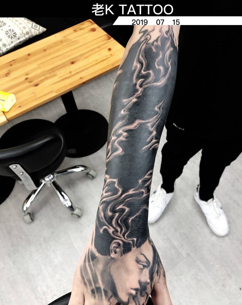 黑臂纹身图片_手臂欧美写实纹身图案