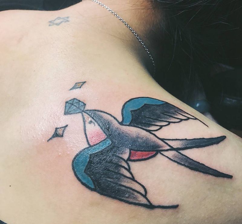 燕子纹身图片_肩部背部Old School燕子钻石纹身图案