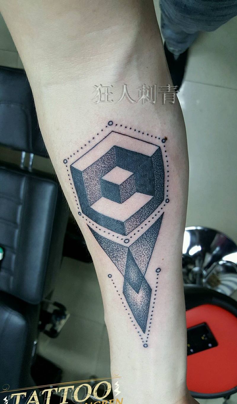 几何……点刺纹身图片_手臂欧美几何狂人刺青成品纹身图案