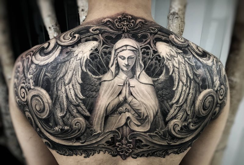 爱与和平纹身图片_背部欧美写实石雕纹身图案