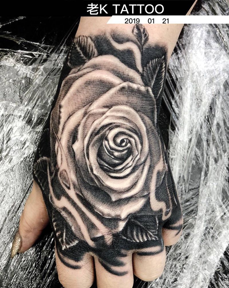 手背玫瑰纹身图片_手部欧美写实纹身图案