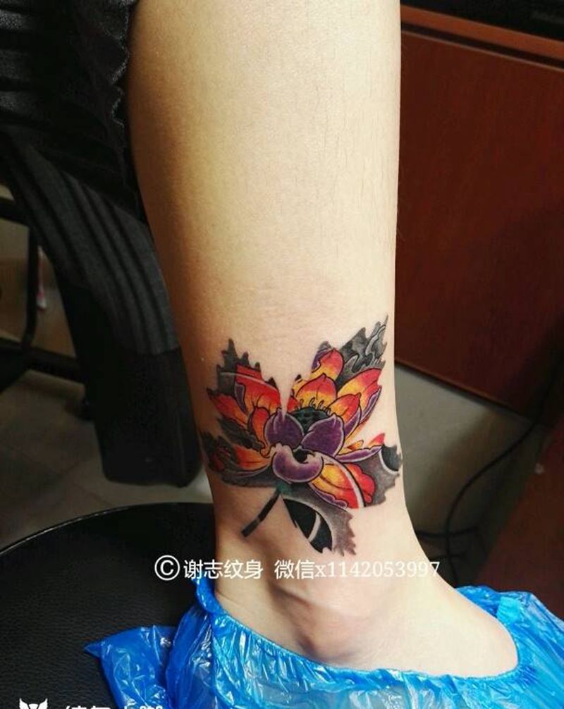 荷花枫叶纹身图片_腿部传统清新植物成品纹身图案