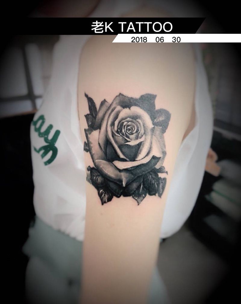 玫瑰花遮盖纹身图片_欧美写实手臂成品植物纹身图案