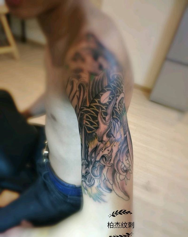 大臂锦鲤纹身图片