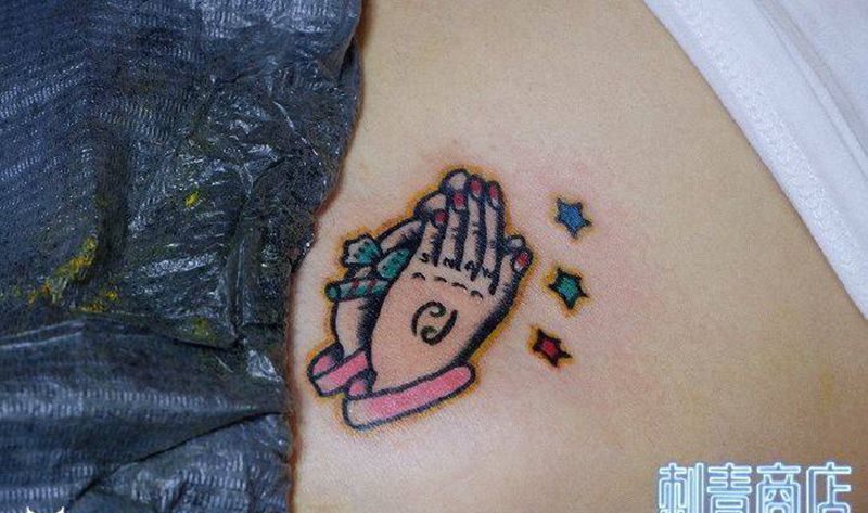 祈祷之手纹身图片_腹部Old School纹身图案