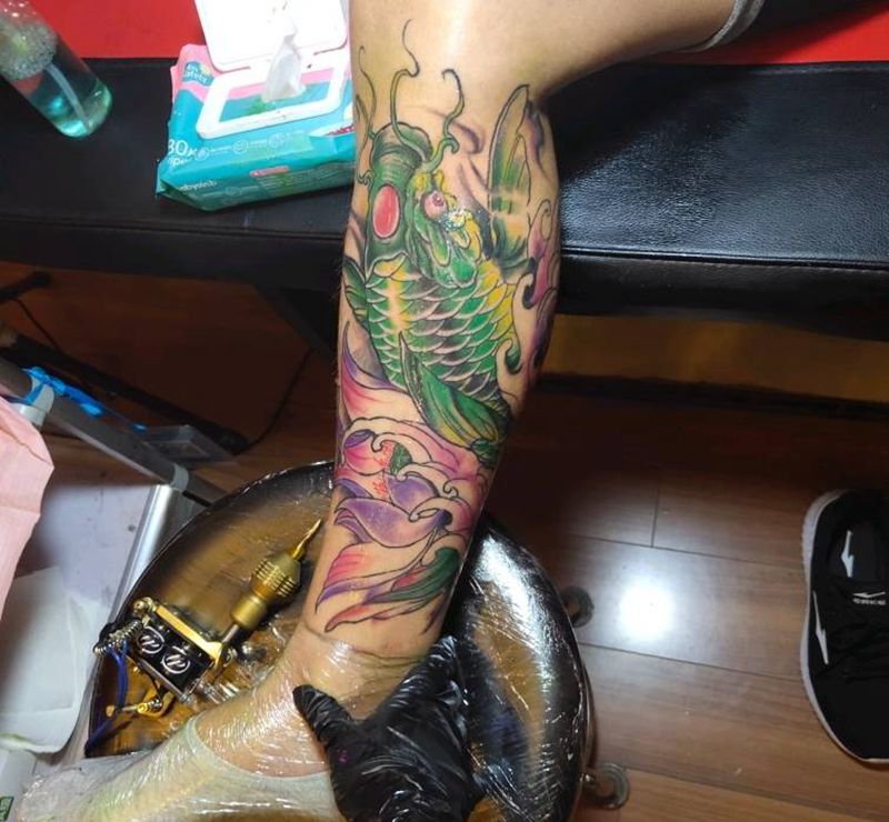 鲤鱼纹身图片_腿部老传统鲤鱼·莲花纹身图案