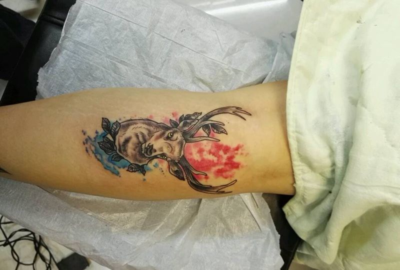 水墨麋鹿纹身图片_腿部清新动物原创成品纹身图案