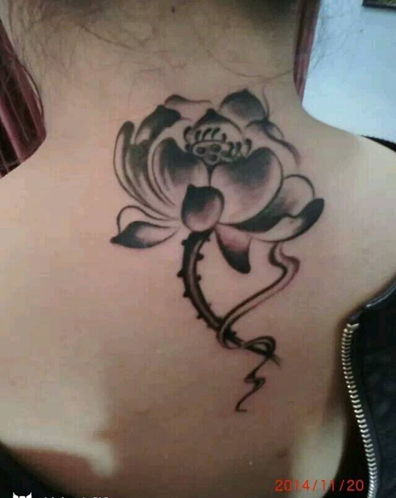 荷花纹身图片_颈部清新原创成品纹身图案