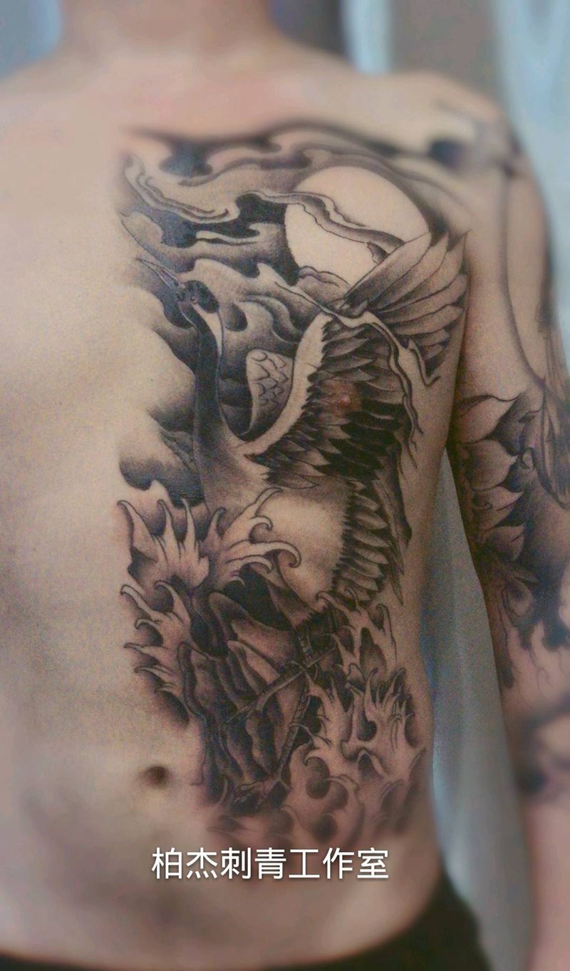 半身仙鹤纹身图片