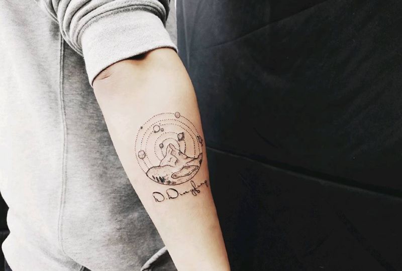 星球线条几何纹身图片