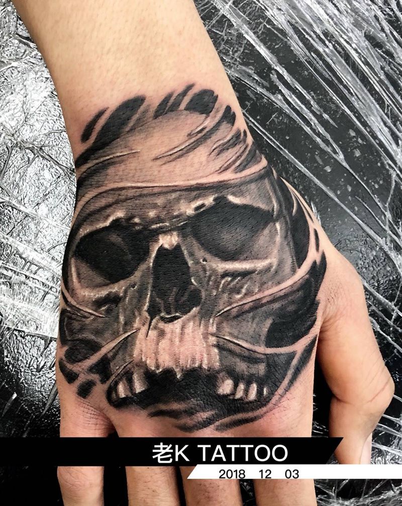 满背骷髅纹身图片_手部欧美写实纹身图案