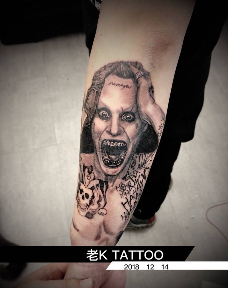 小丑纹身图片_手臂欧美写实纹身图案