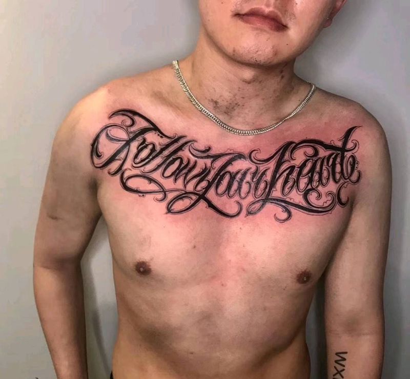 花体字花胸纹身图片_花体字纹身图案