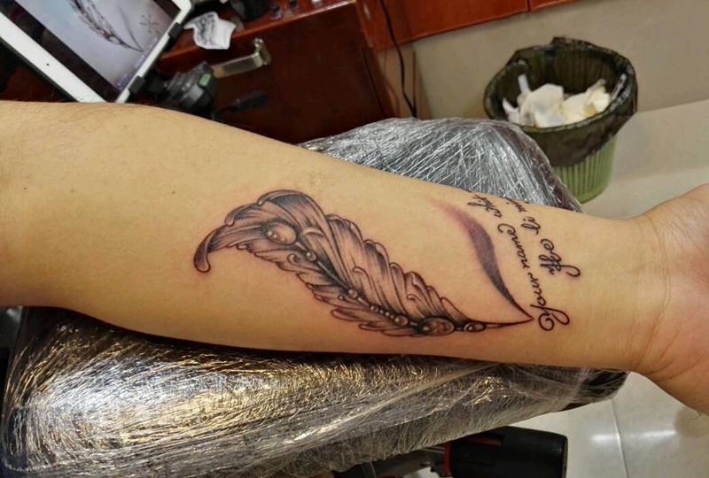 羽毛纹身图片_手臂清新原创成品纹身图案