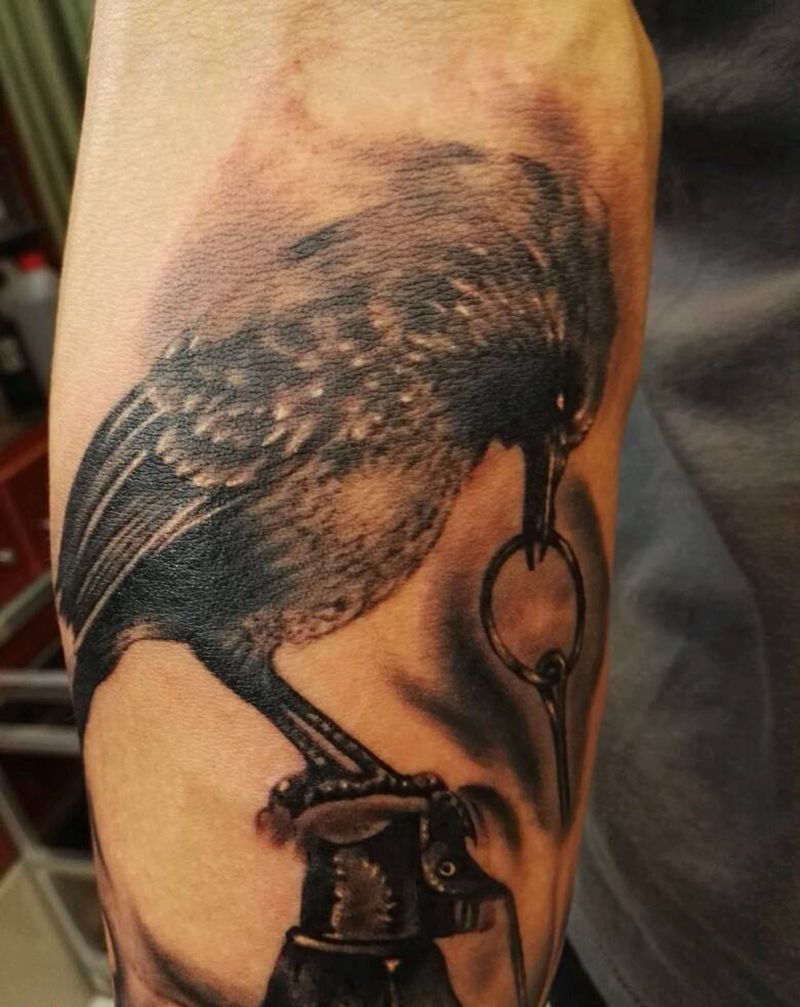 乌鸦与手雷纹身图片_手臂欧美写实动物原创成品纹身图案