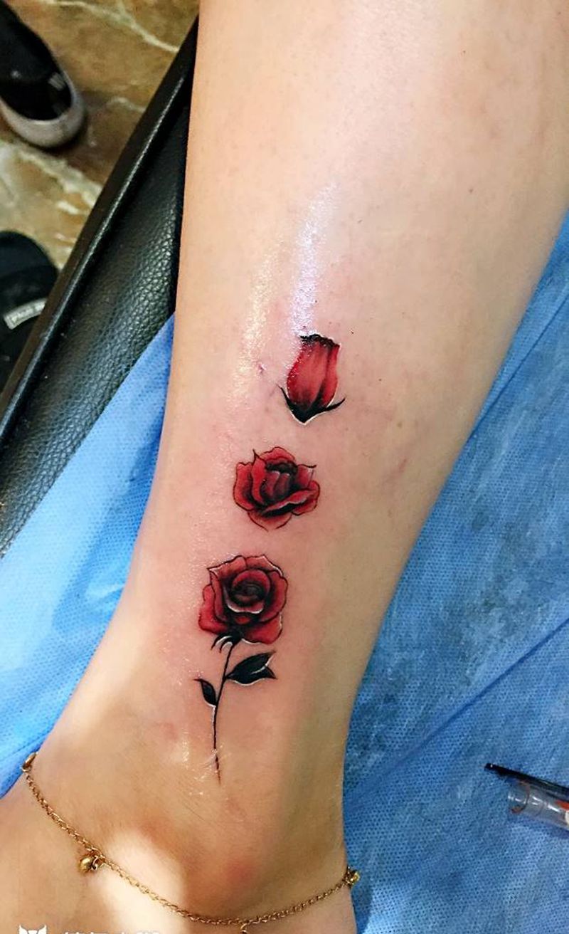 小玫瑰纹身图片_腿部欧美写实纹身图案