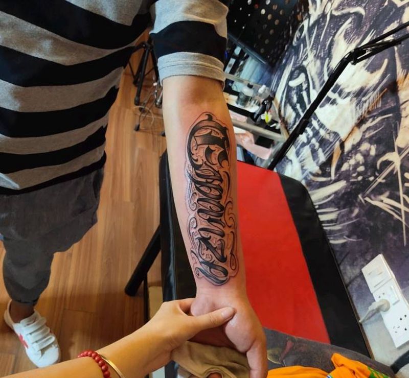 花体纹身图片_手臂花体字纹身图案