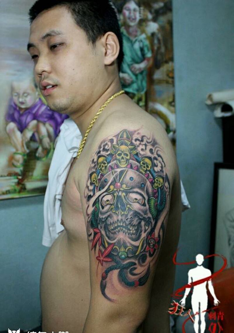 色彩纹身图片_胸部腹部手臂手部欧美狂人刺青成品纹身图案