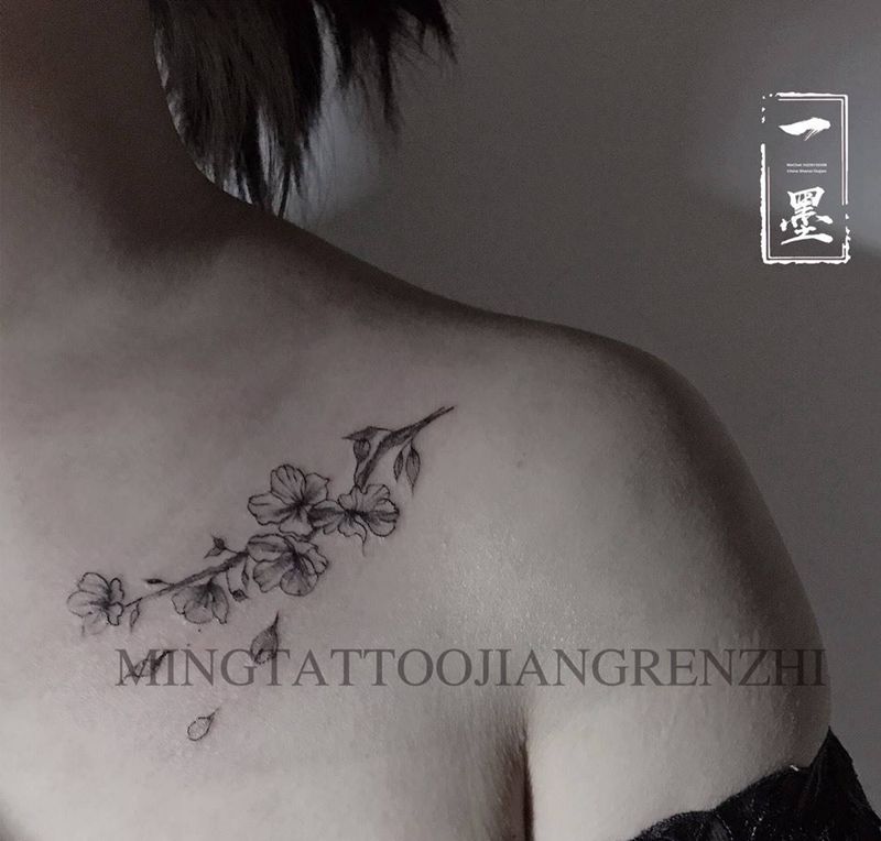 花纹身图片_胸部素花小清新纹身图案