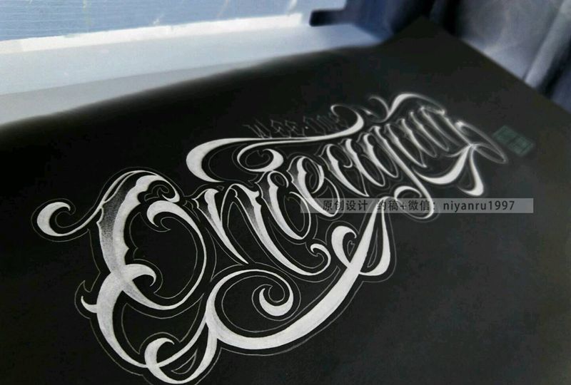 手臂奇卡诺花体纹身图片