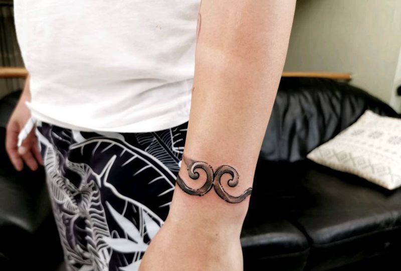 紧箍咒手环纹身图片_水墨纹身图案