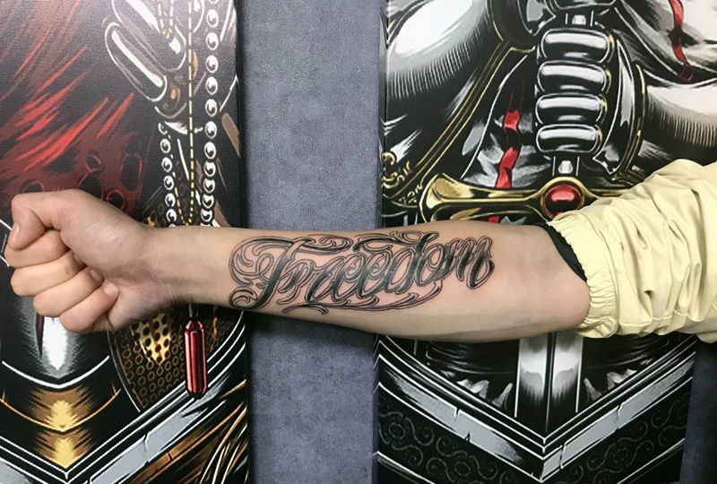 奇卡诺花体纹身图片_手臂花体字自由之光纹身图案