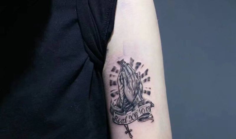 祈祷之手纹身图片_手臂欧美写实纹身图案