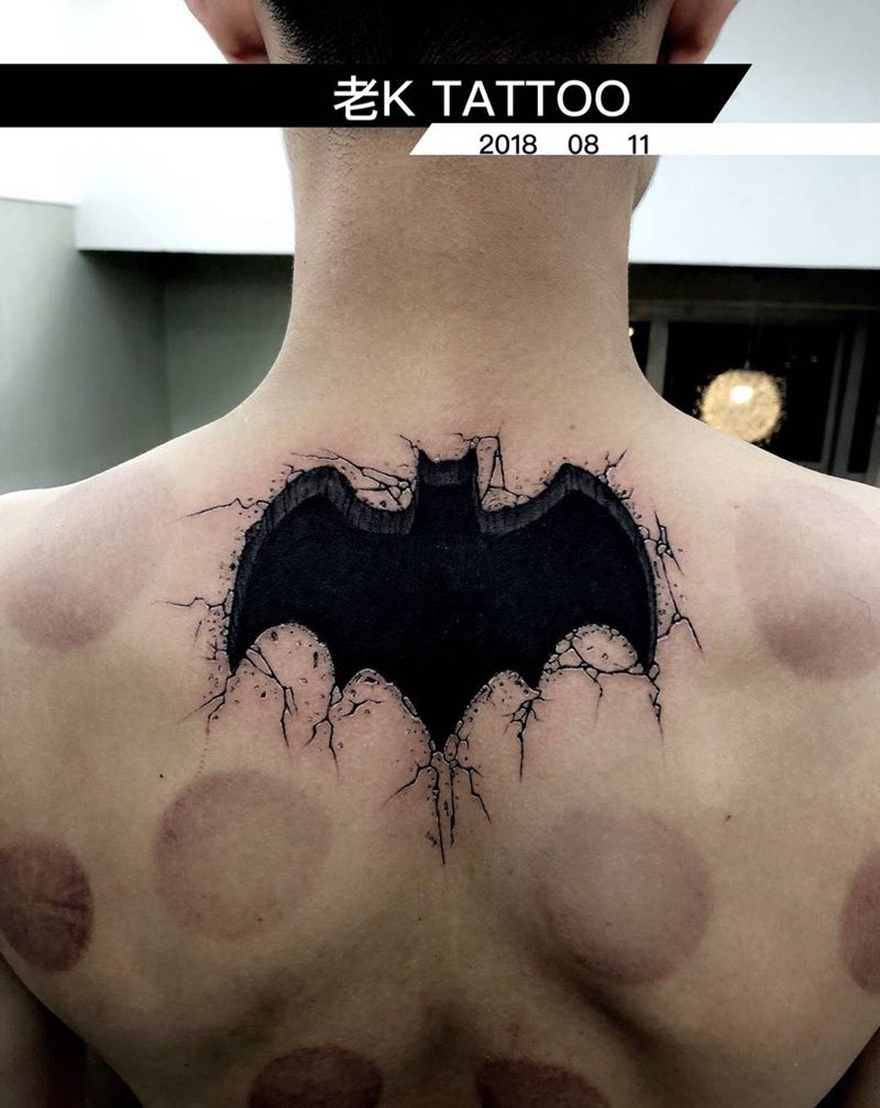 蝙蝠遮盖纹身图片_背部欧美写实纹身图案
