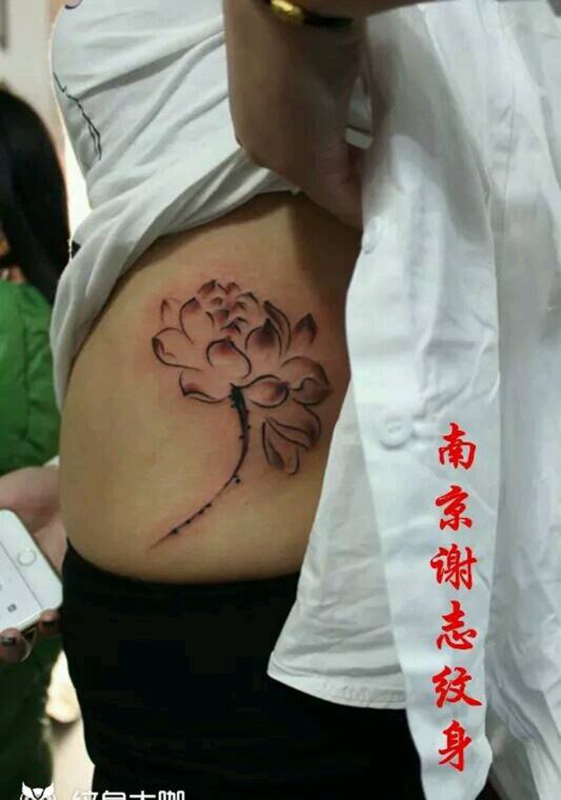 水墨荷花纹身图片_腰部清新植物成品纹身图案