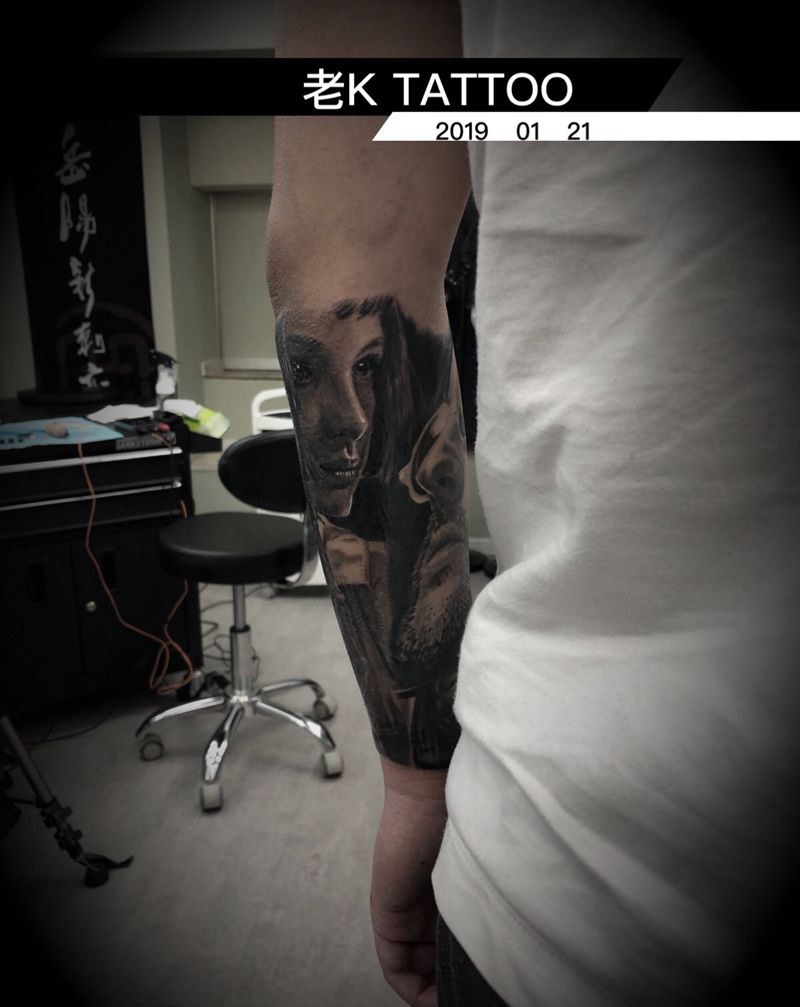 杀手纹身图片_手部欧美写实纹身图案