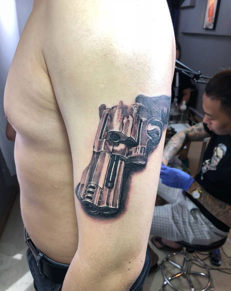 左轮小手枪纹身图片_成品手臂欧美写实原创纹身图案