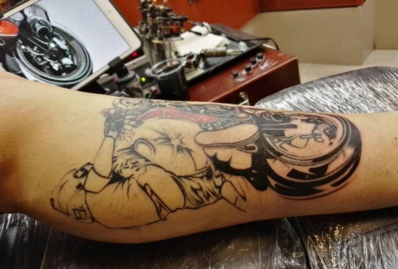 摩托车纹身图片_腿部写实人物原创成品纹身图案