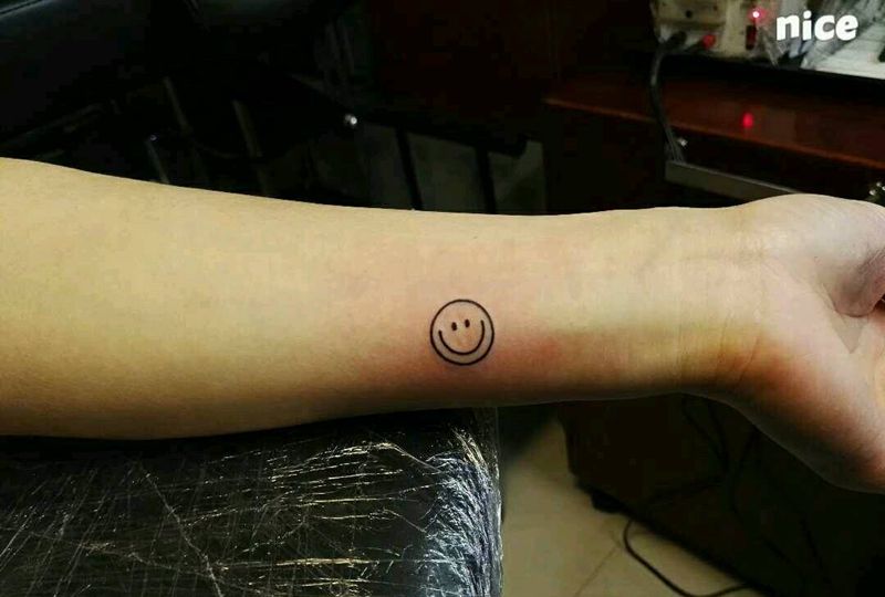 笑脸纹身图片_手臂清新几何字符原创成品纹身图案