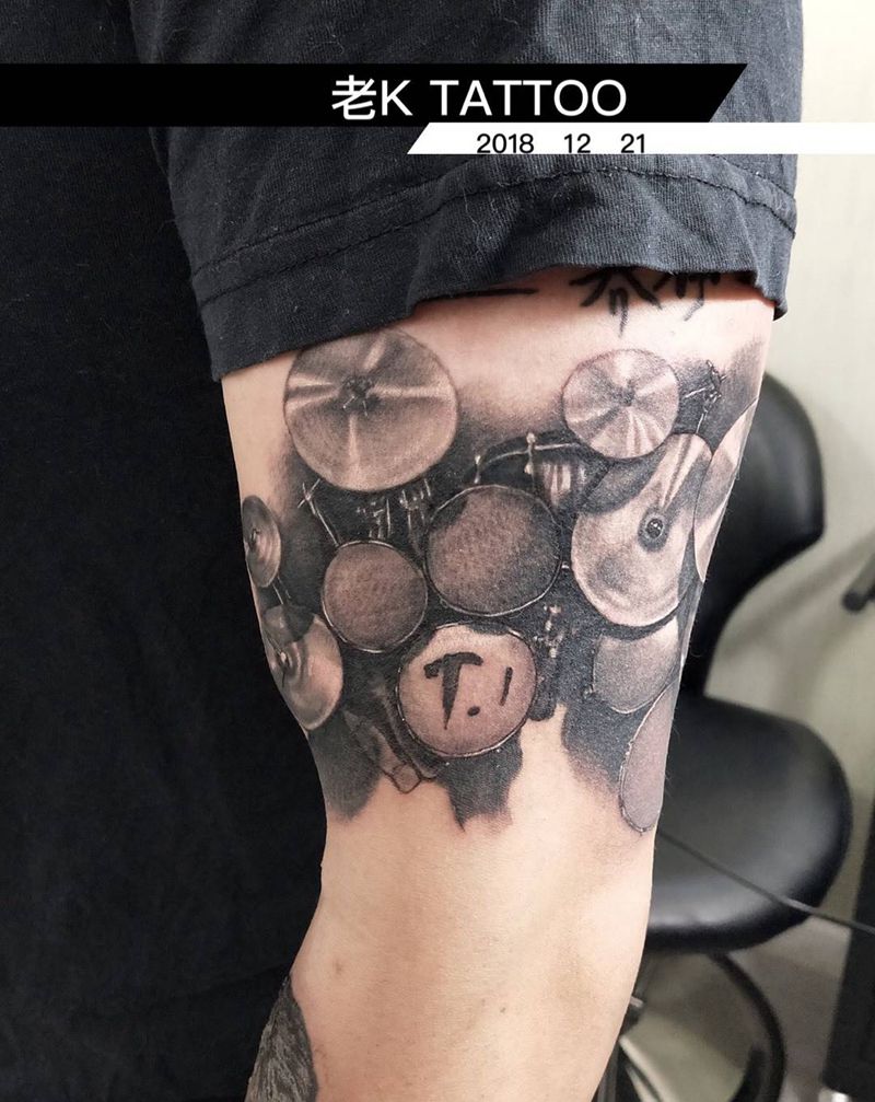 架子鼓纹身图片_手臂欧美写实纹身图案