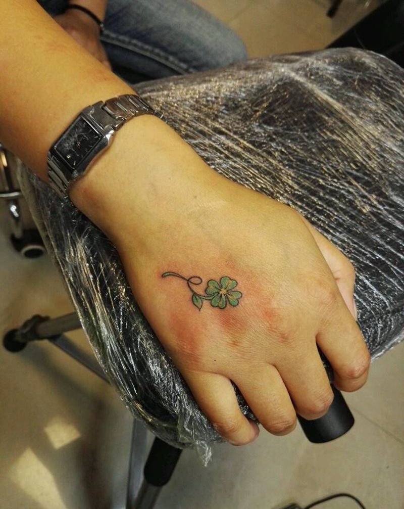 四叶草纹身图片_手部清新植物成品纹身图案