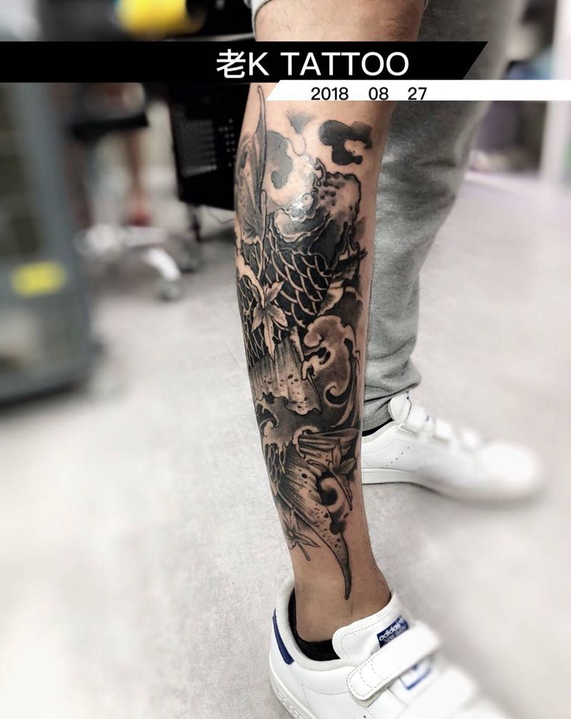 传统鲤鱼纹身图片_腿部新传统纹身图案