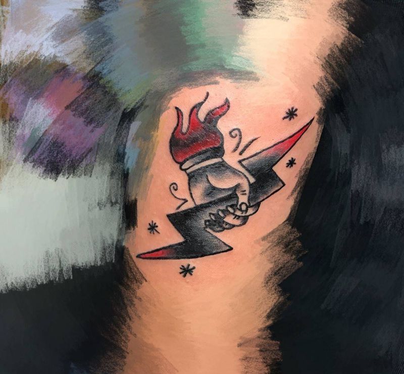 闪电纹身图片_手臂Old School闪电纹身图案