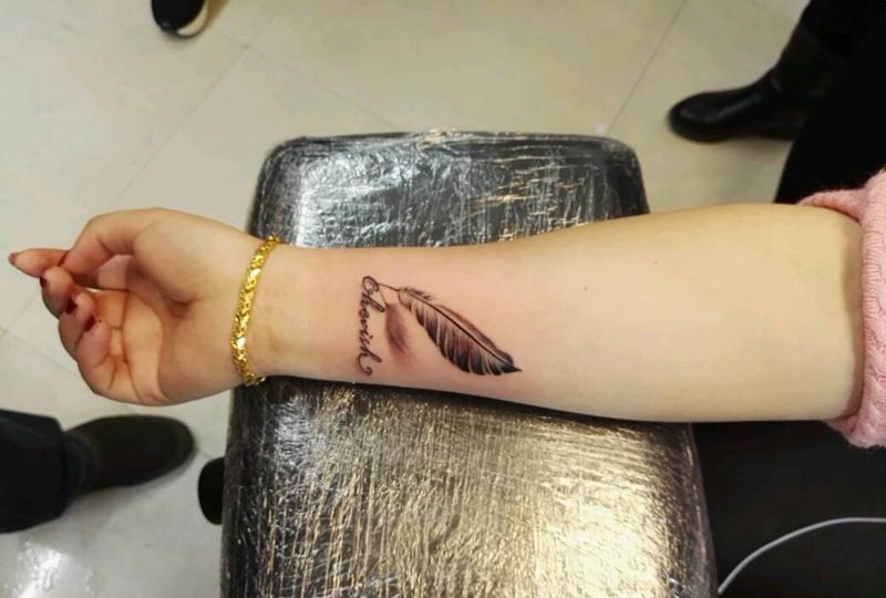 羽毛纹身图片_手臂清新字符静物原创成品纹身图案