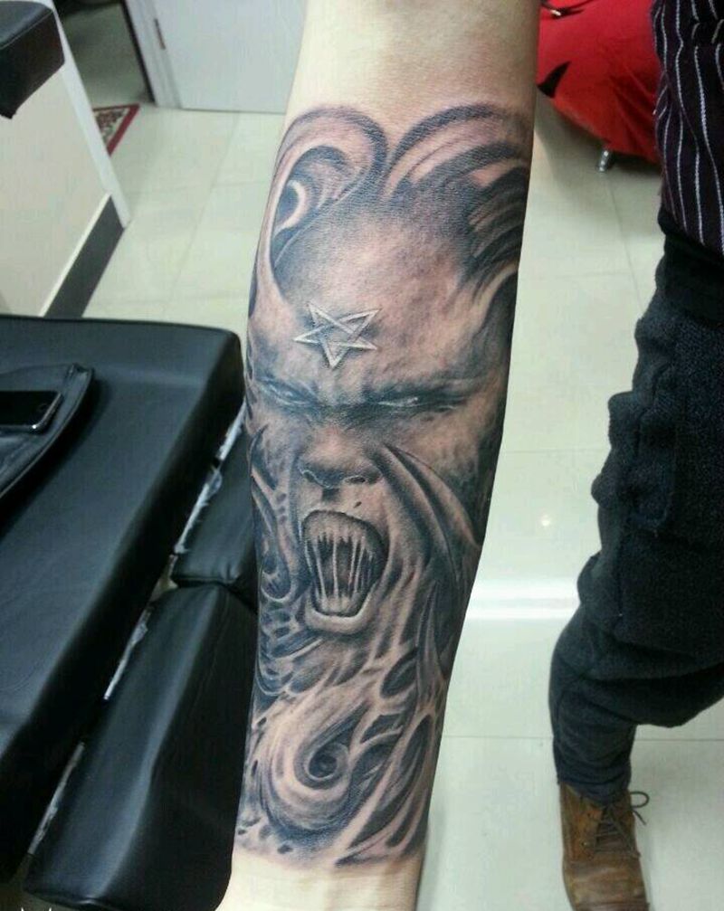 撒旦纹身图片_手臂欧美人物狂人刺青成品纹身图案