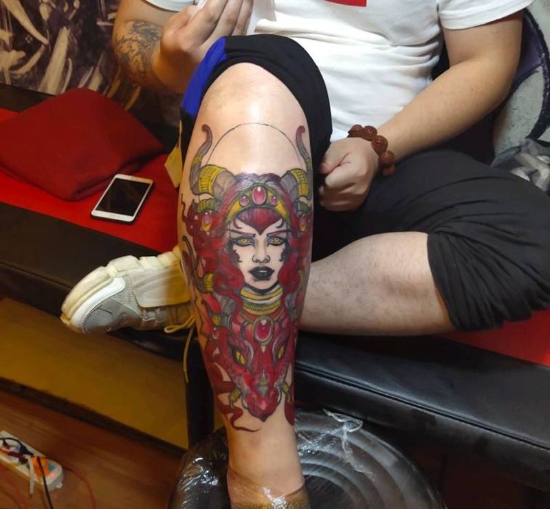 美杜莎纹身图片_腿部新传统美杜莎纹身图案